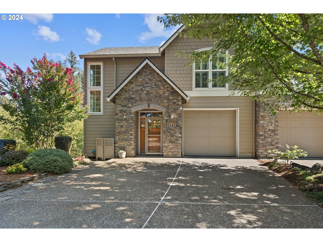 Lovely End Unit Townhome With Primary On The In Tigard, Oregon, United