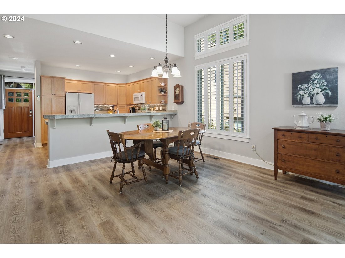 Lovely End Unit Townhome With Primary On The In Tigard, Oregon, United