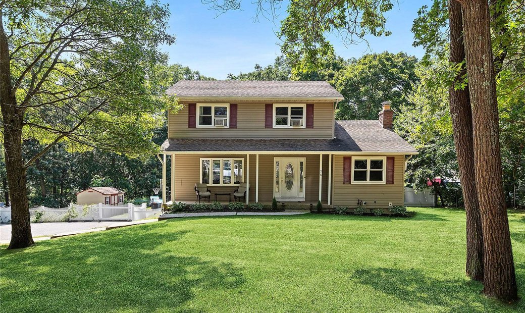 House Farmingville In Farmingville, New York, United States For Sale