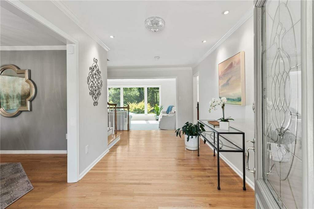 A Gem Within The Prestigious Huntcliff In Atlanta, United