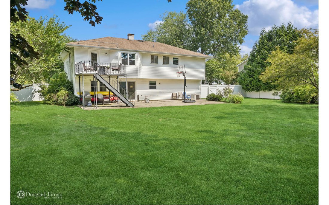 House Commack In Commack, New York, United States For Sale (14678537)