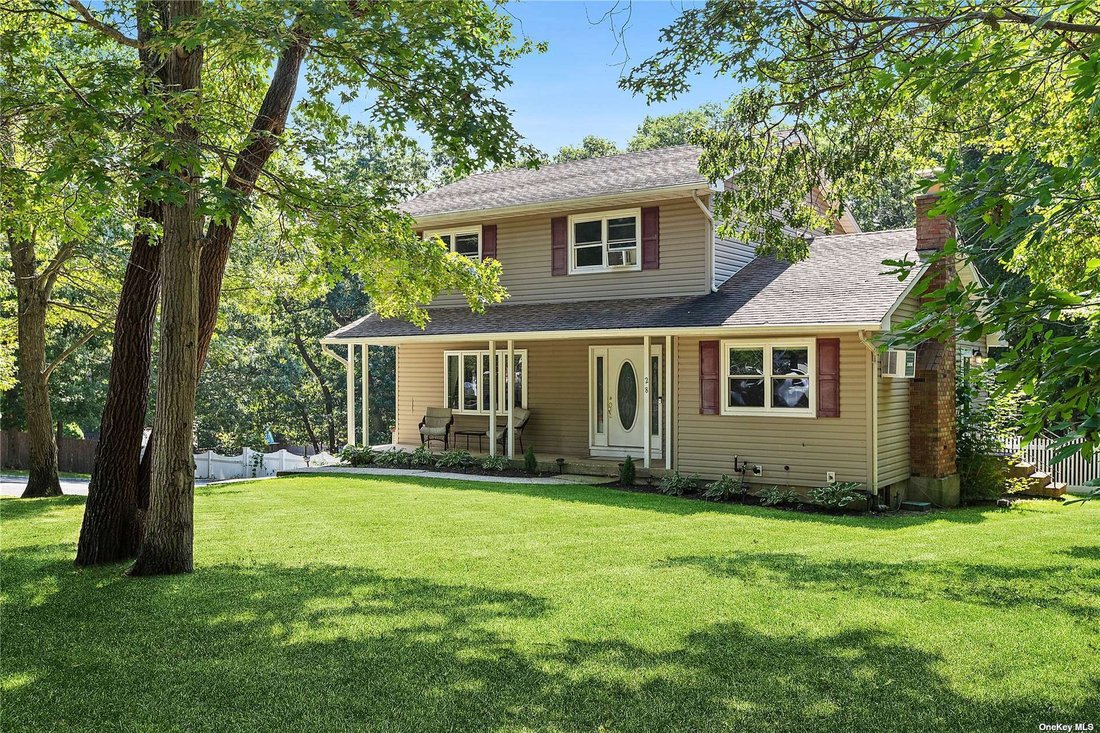 House Farmingville In Farmingville, New York, United States For Sale