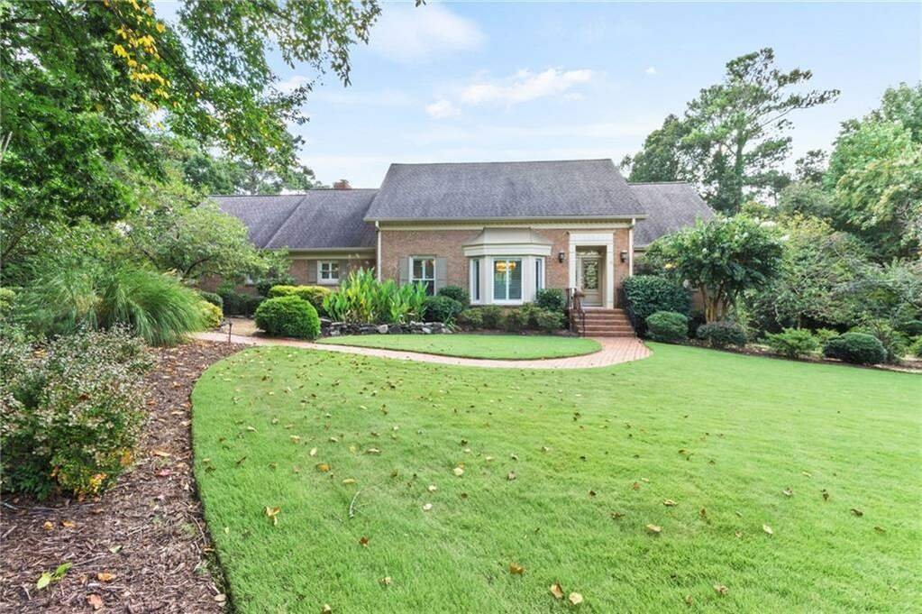 A Gem Within The Prestigious Huntcliff In Atlanta, United