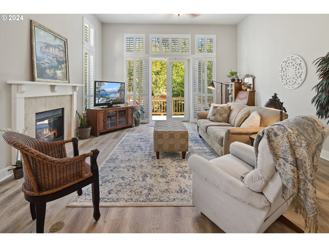 Lovely End Unit Townhome With Primary On The In Tigard, Oregon, United