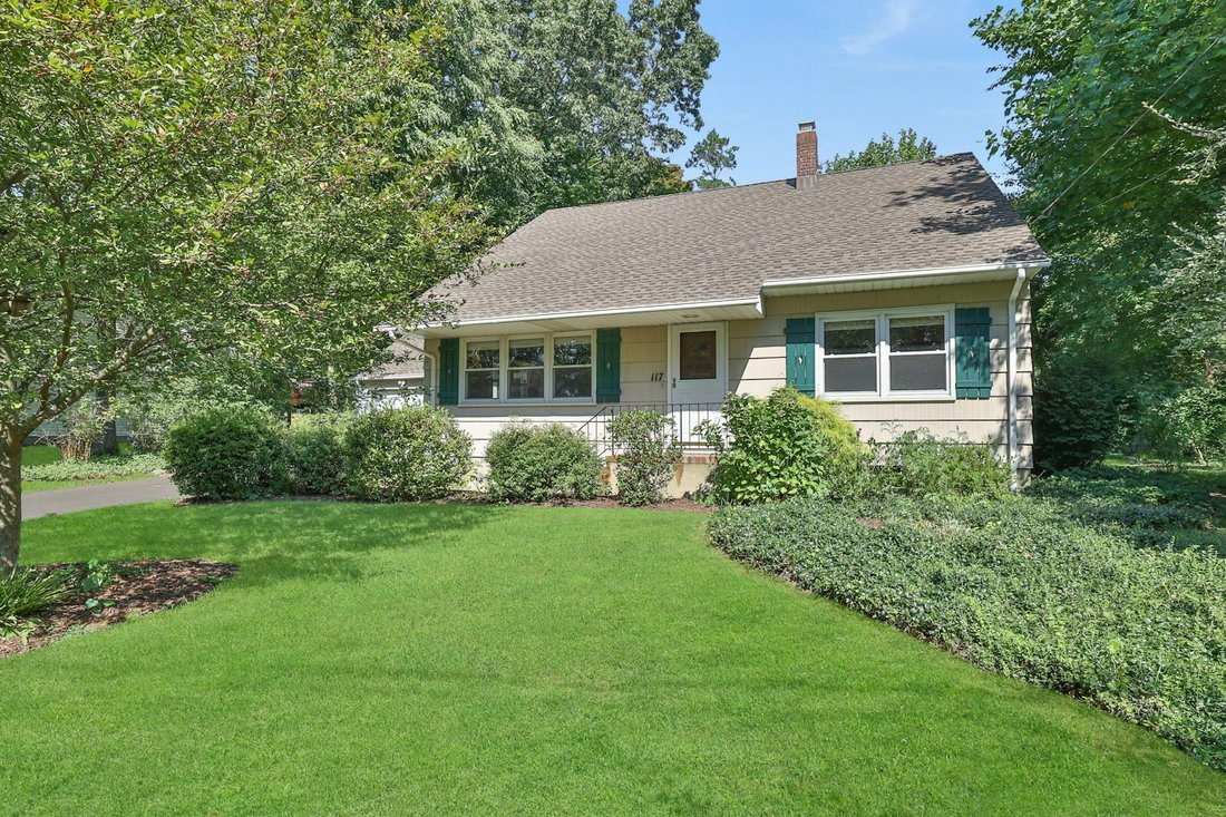 Village Cape In Pearl River, New York, United States For Sale (14682877)