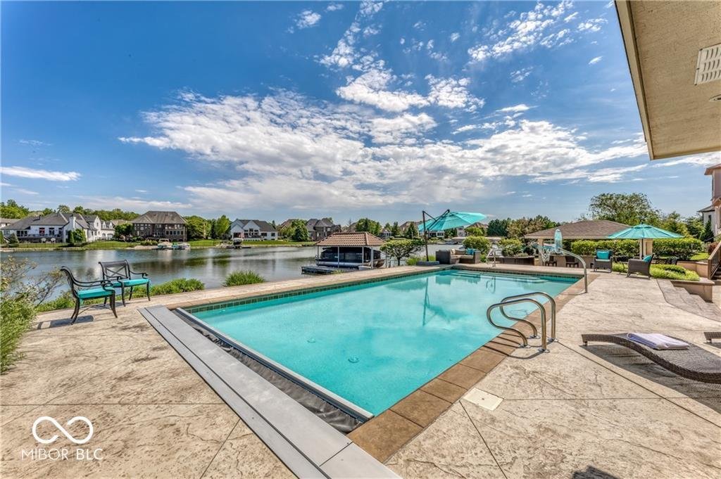 Waterfront Oasis With Resort Style Pool In Mc Cordsville, Indiana