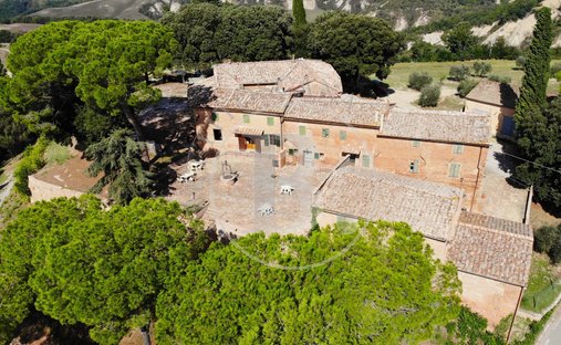 Villa in Asciano, Tuscany, Italy 1