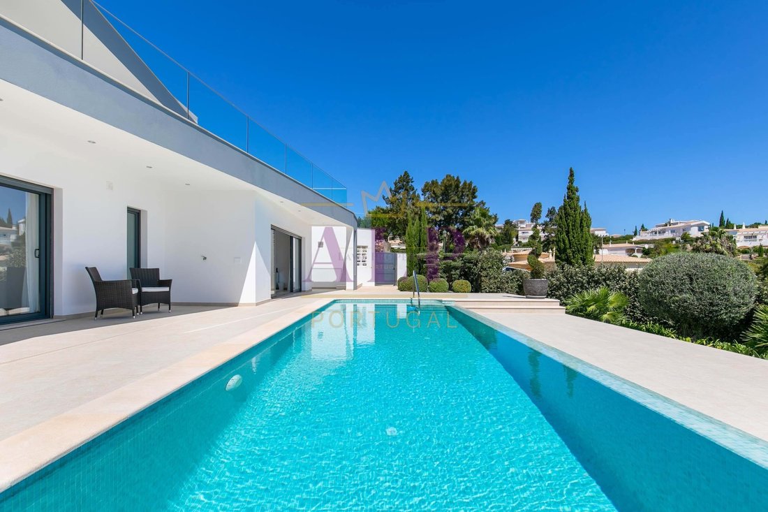 A Contemporary And Luxurious Villa In Santo In Budens, Algarve