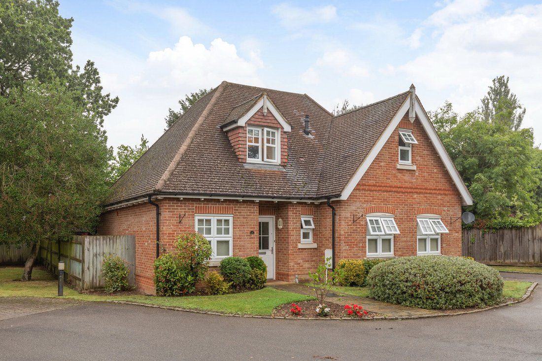 House in Sunbury, England 2 - 14686888