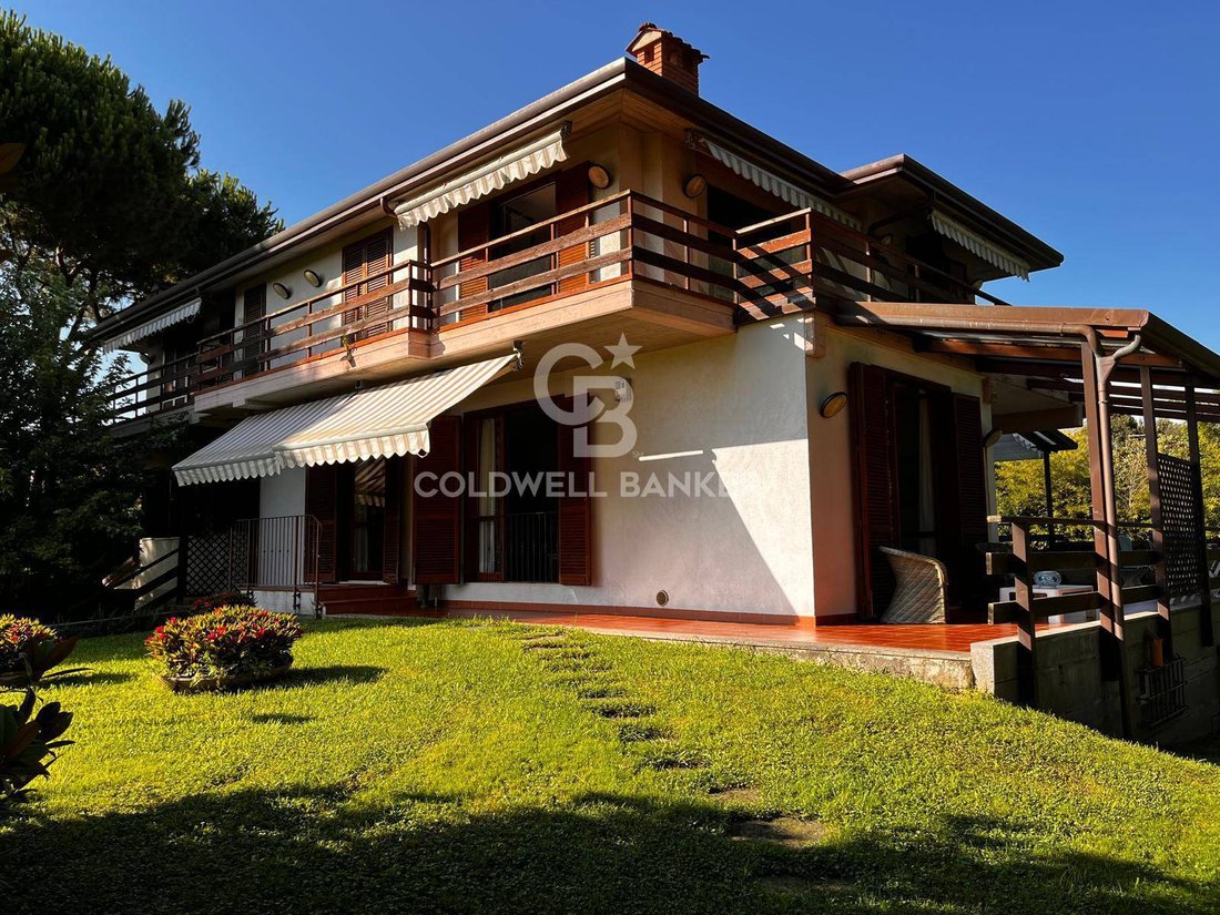 Villa in Ronchi, Massa, Italy 1 - 14688229
