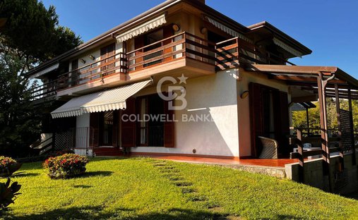 Villa in Ronchi, Massa, Italy 1