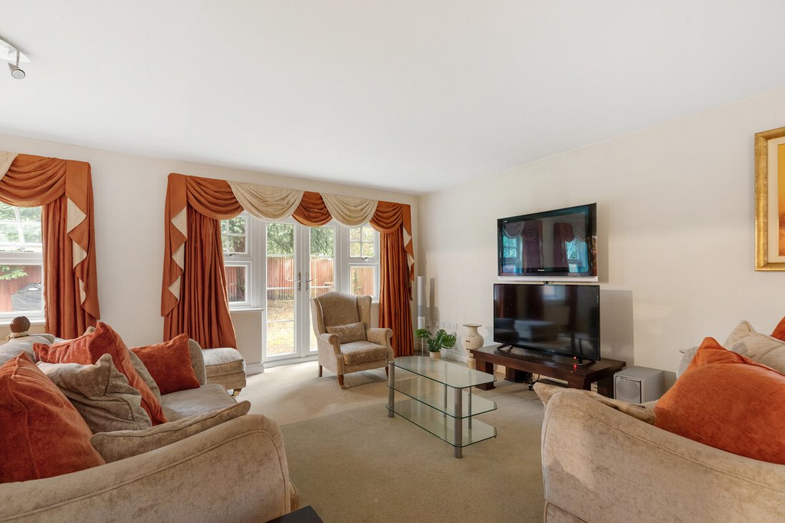 House in Sunbury, England 3 - 14686888
