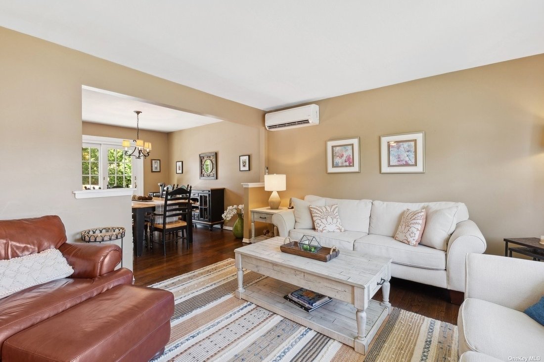 House Sayville In Yaphank, New York, United States For Sale (14686423)