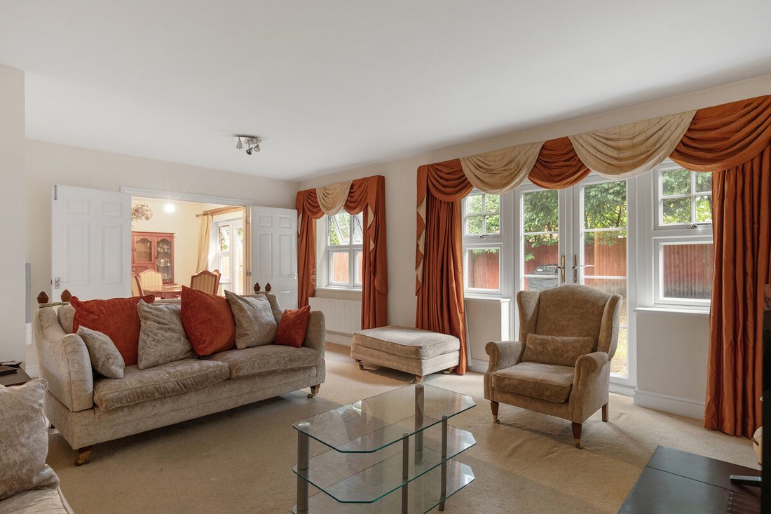 House in Sunbury, England 4 - 14686888