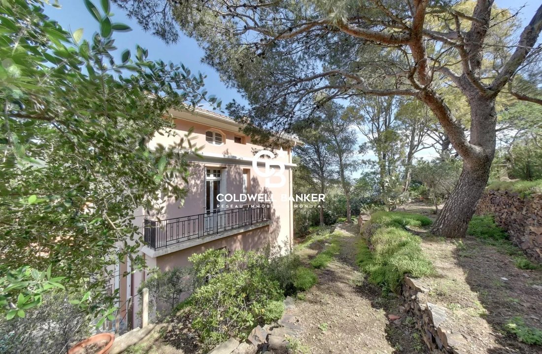 Maison Bourgeoise Des Années 30 Vue Mer Dans Cerbère, Occitanie, France