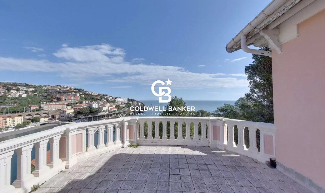 Maison Bourgeoise Des Années 30 Vue Mer Dans Cerbère, Occitanie, France