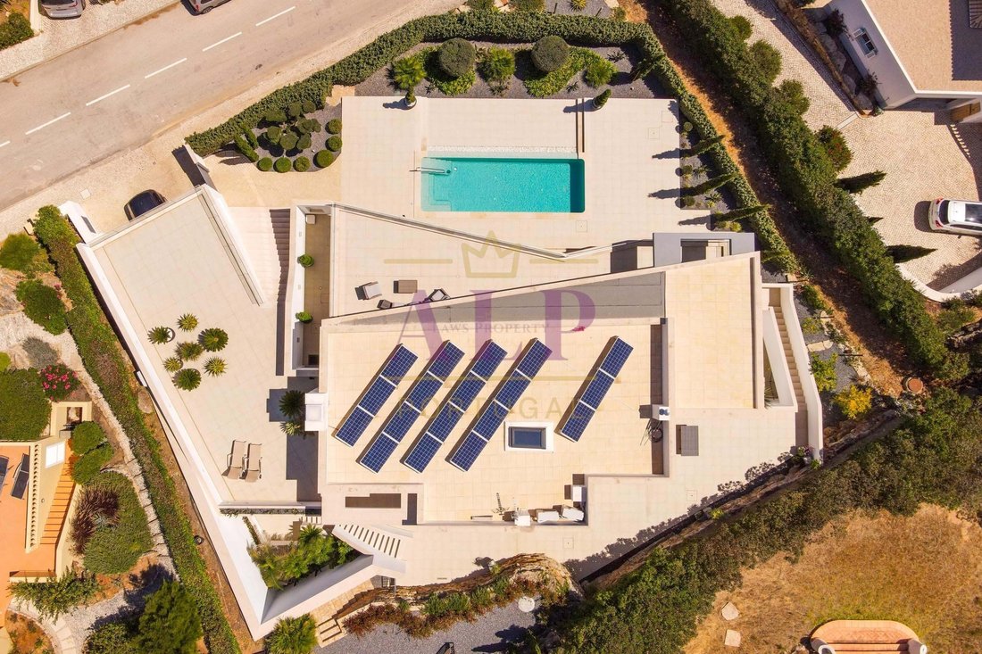 A Contemporary And Luxurious Villa In Santo In Budens, Algarve