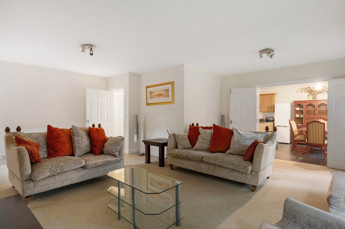 House in Sunbury, England 5 - 14686888