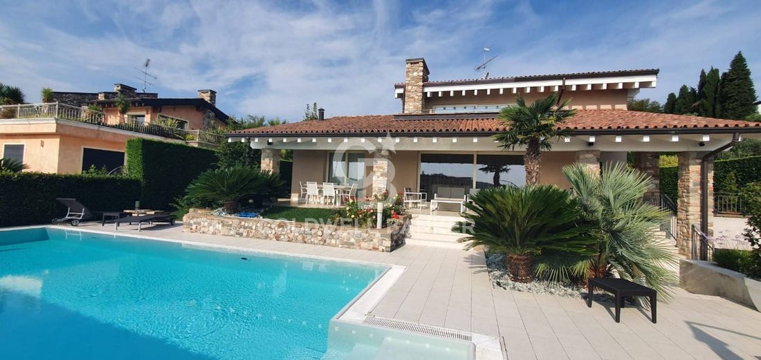 Villa in Villaggio d'Annunzio, Lombardy, Italy 2 - 14704442