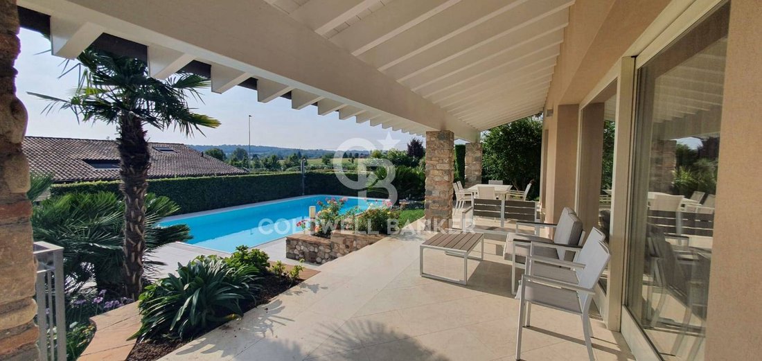 Villa in Villaggio d'Annunzio, Lombardy, Italy 1 - 14704442
