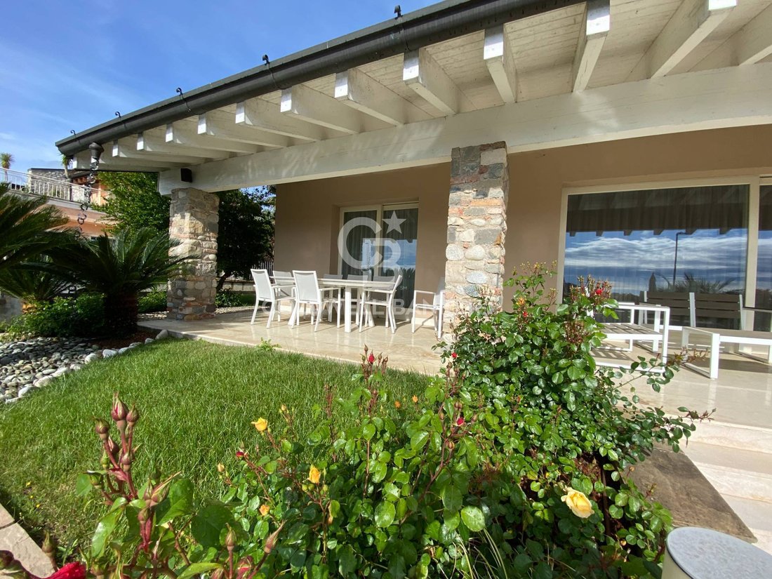 Villa in Villaggio d'Annunzio, Lombardy, Italy 5 - 14704442