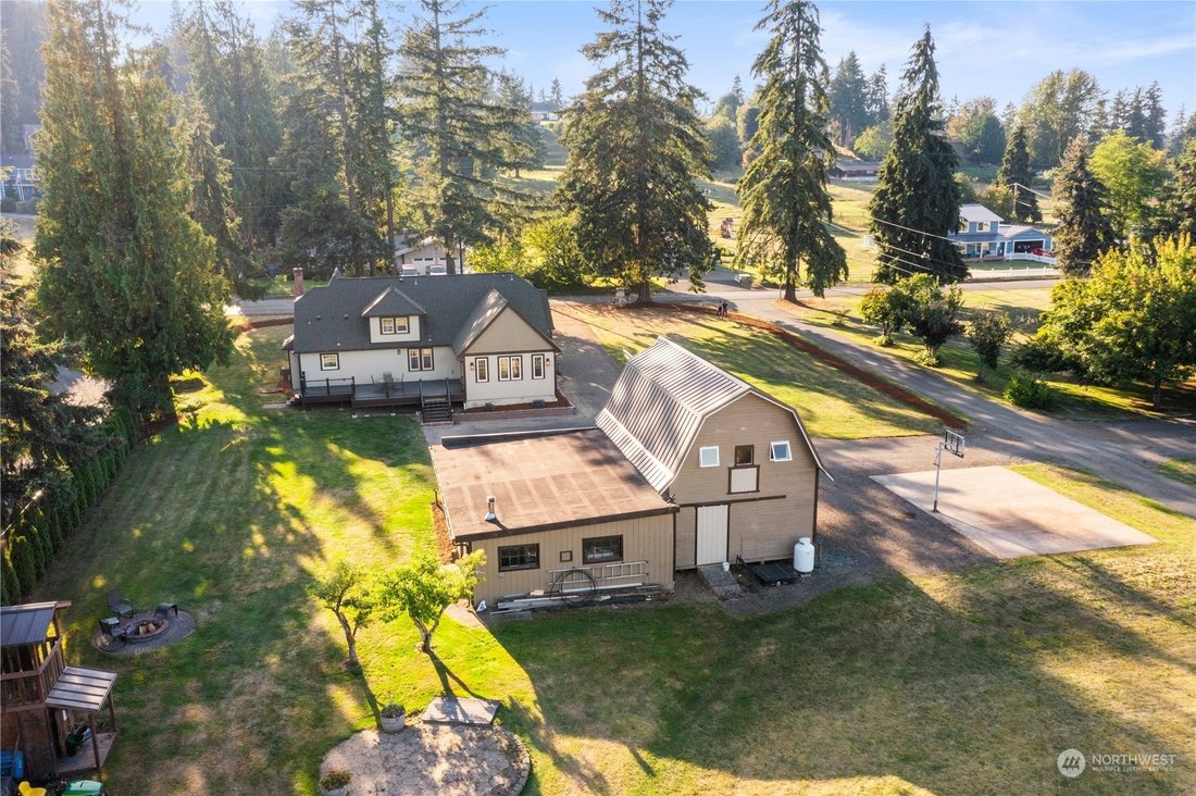 Beautifully Remodeled Modern Farmhouse On In Washington, United