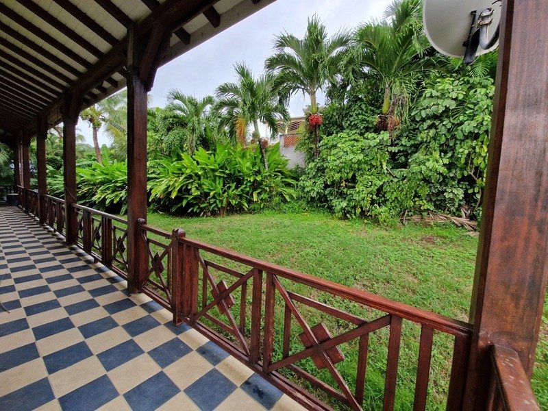 Superb Creole Villa On Foot From The Beach + 2 Bungalows F1 In Deshaies