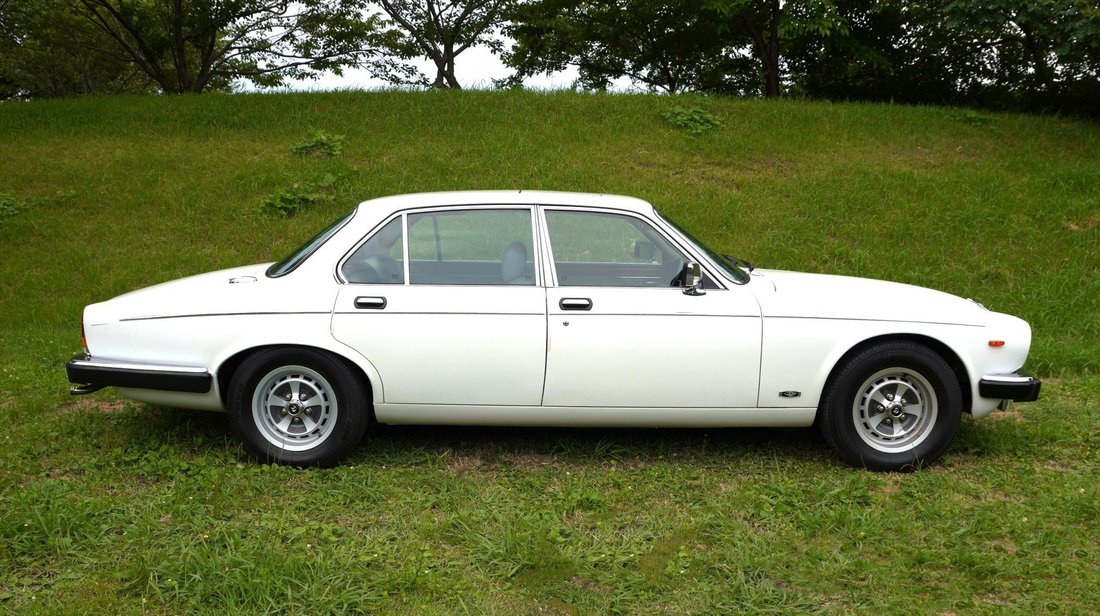 Sedan in Shinjuku City, Tokyo, Japan 4 - 14706386