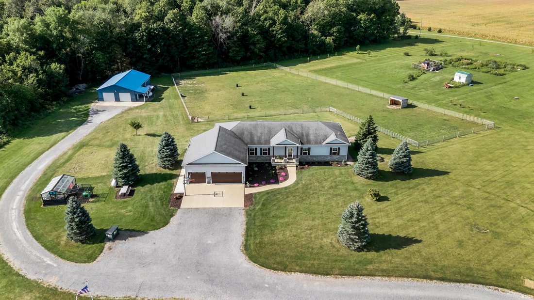 5 Bedrooms Single Family Detached In Larwill, Indiana, United States
