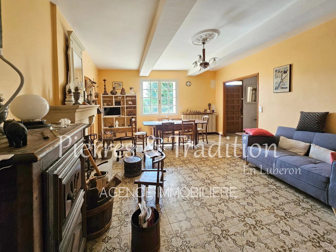 Beautiful Hamlet In Saint Saturnin Lès Apt, Provence Alpes Côte D'azur