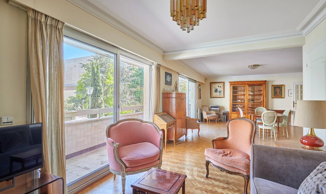 Paris 17th District A Sunny 2/3 Bed Apartment In Paris, France For