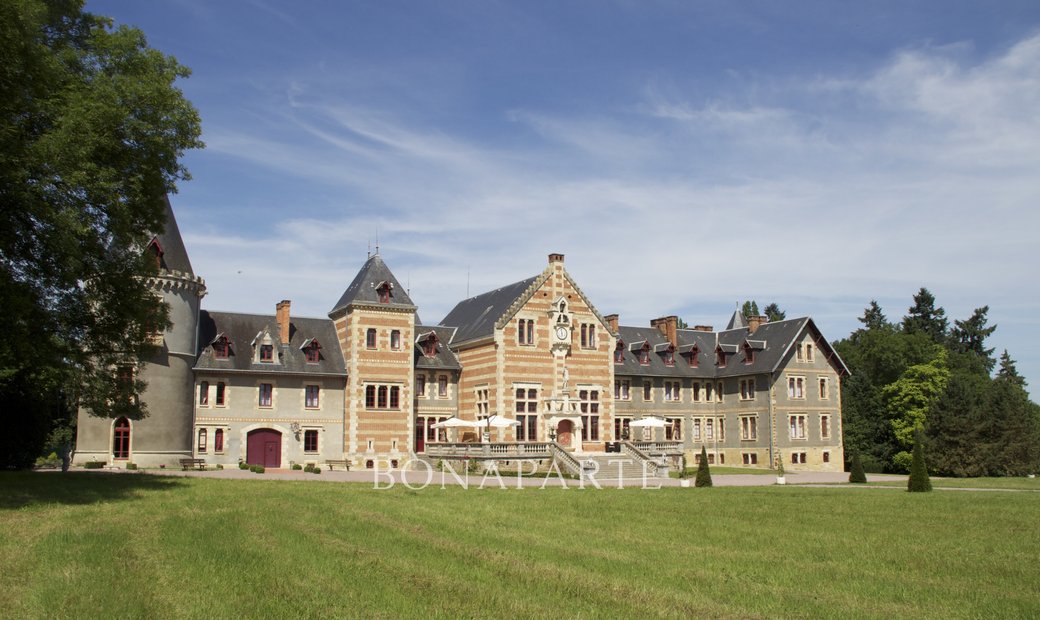 Château 3800 M² Sur Terrain 22ha