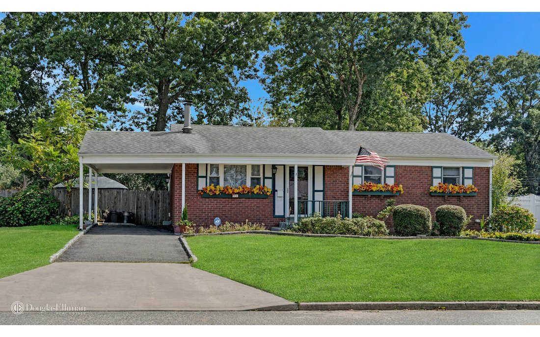 House Centereach In Centereach, New York, United States For Sale (14703549)