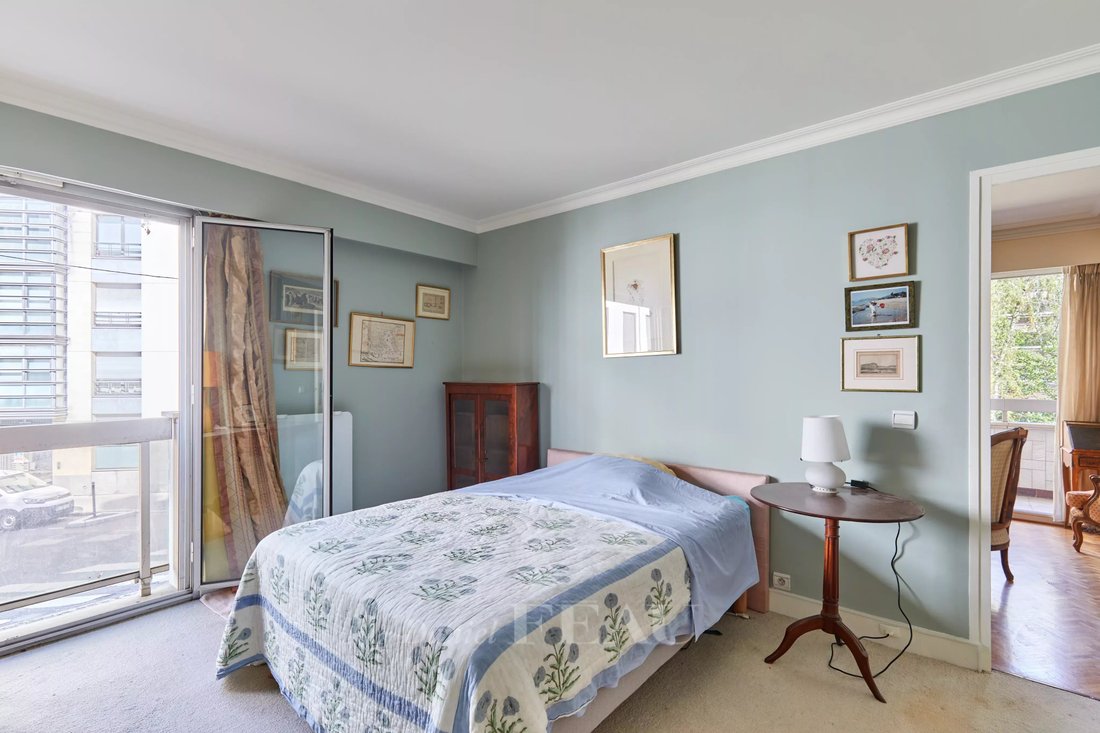 Paris 17th District A Sunny 2/3 Bed Apartment In Paris, France For