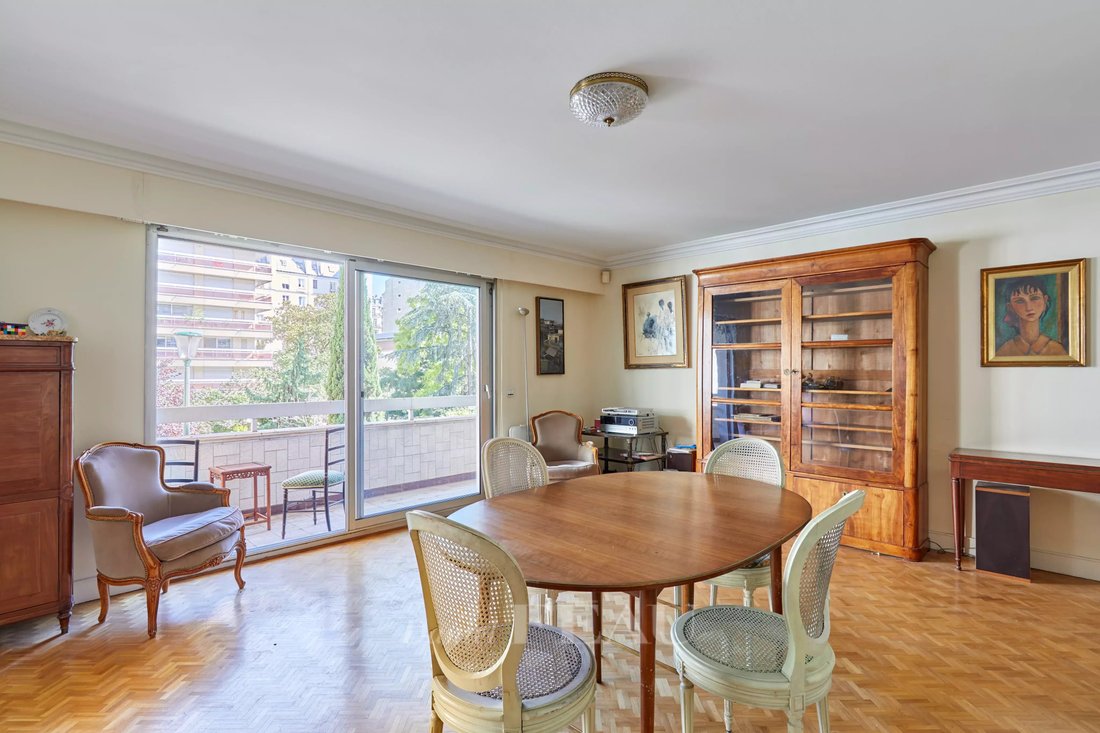 Paris 17th District A Sunny 2/3 Bed Apartment In Paris, France For