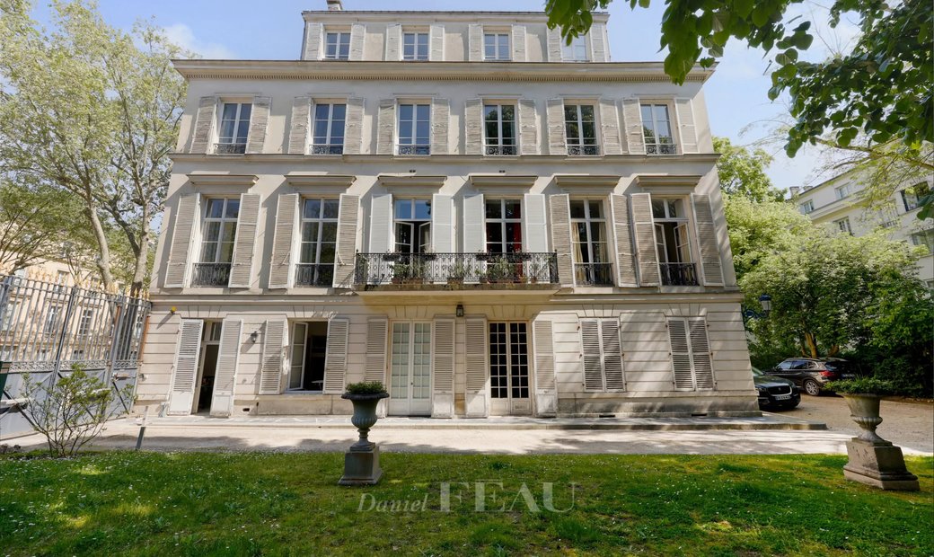Versailles A Bright 3/4 Bed Apartment In Versailles, France For Sale