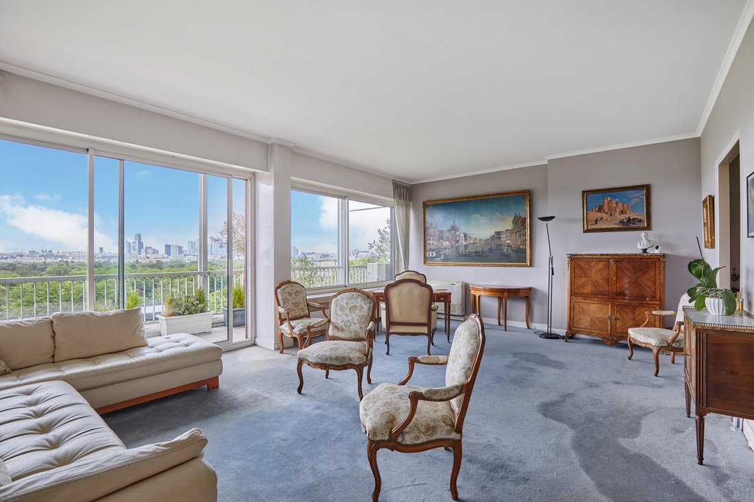 Paris 16th District A Spacious Apartment Commanding In Paris, France