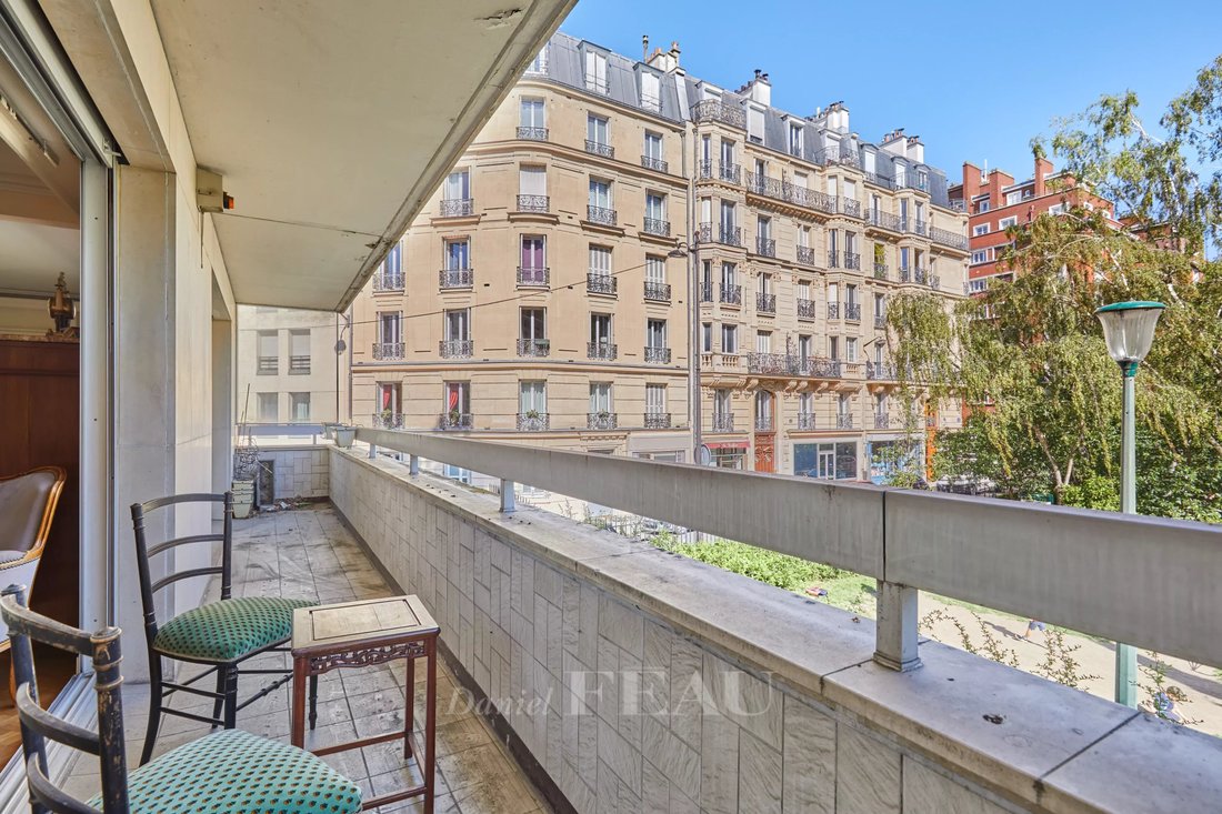 Paris 17th District A Sunny 2/3 Bed Apartment In Paris, France For
