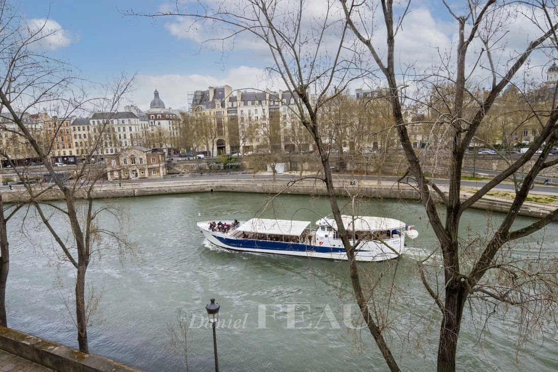 Paris 4th District A Prestigious Split Level Apartment En Paris