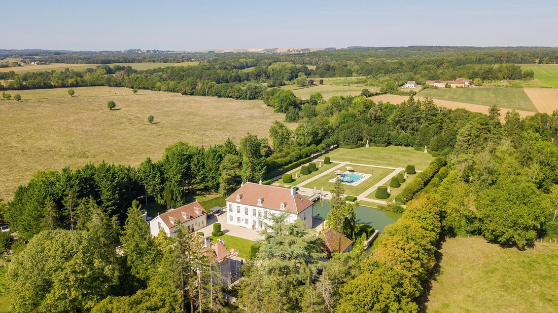 Auxerre A Magnificent 18th Century Château Surrounded By In Auxerre
