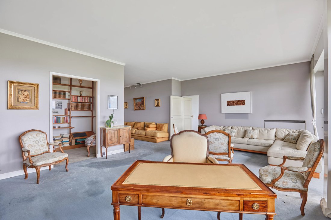 Paris 16th District A Spacious Apartment Commanding In Paris, France