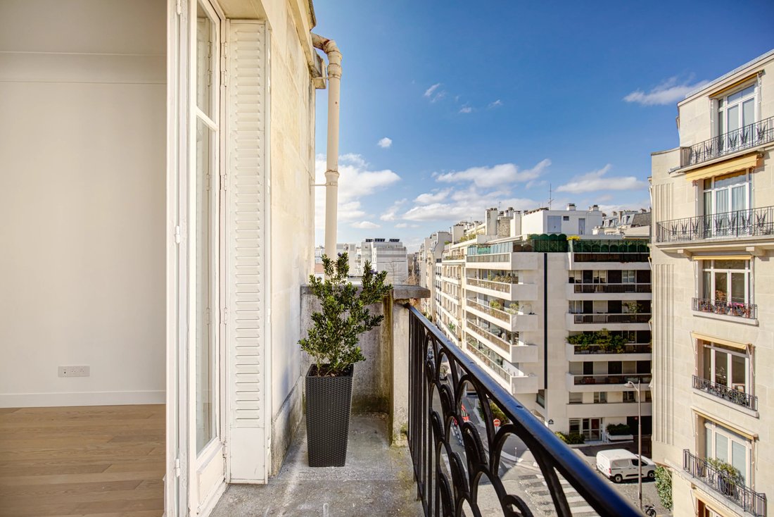 Paris 16th District A Meticulously Renovated 2/3 Bed In Paris, France
