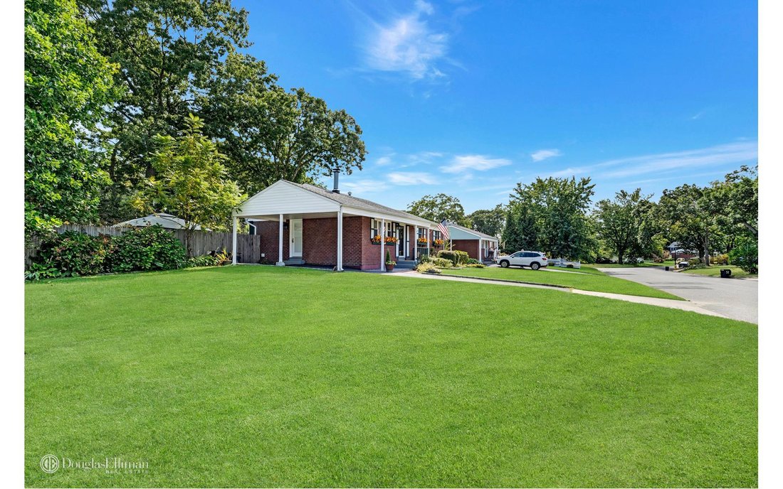 House Centereach In Centereach, New York, United States For Sale (14703549)