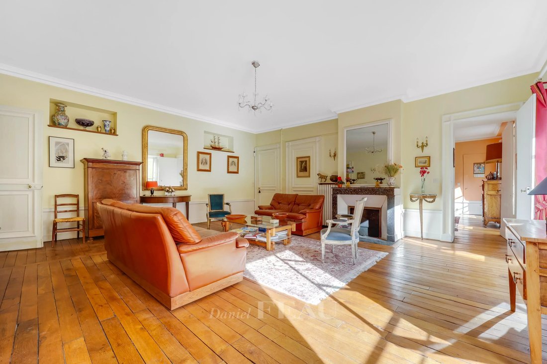 Versailles An Elegant 3/4 Bed Apartment In Versailles, France For