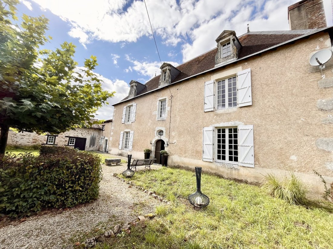 House in Luchapt, Nouvelle-Aquitaine, France 1 - 14710875