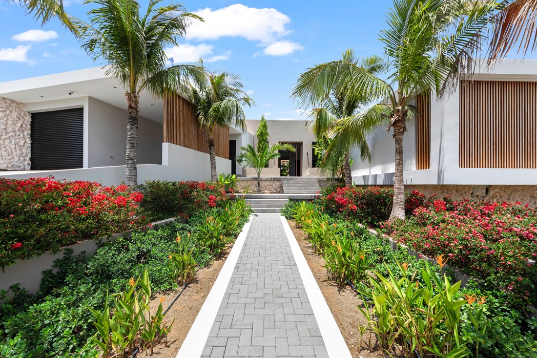 Living In The Luxurious Villa “The Blue In Sint Willibrordus, Curaçao