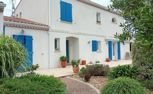 Castle for Sale in Le Gua, Nouvelle-Aquitaine, France