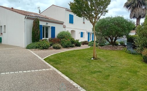 Castle for Sale in Le Gua, Nouvelle-Aquitaine, France