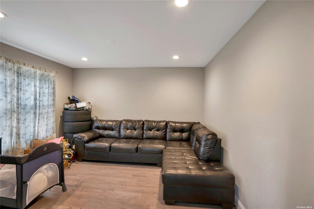 House Ronkonkoma In Lake Ronkonkoma, New York, United States For Sale