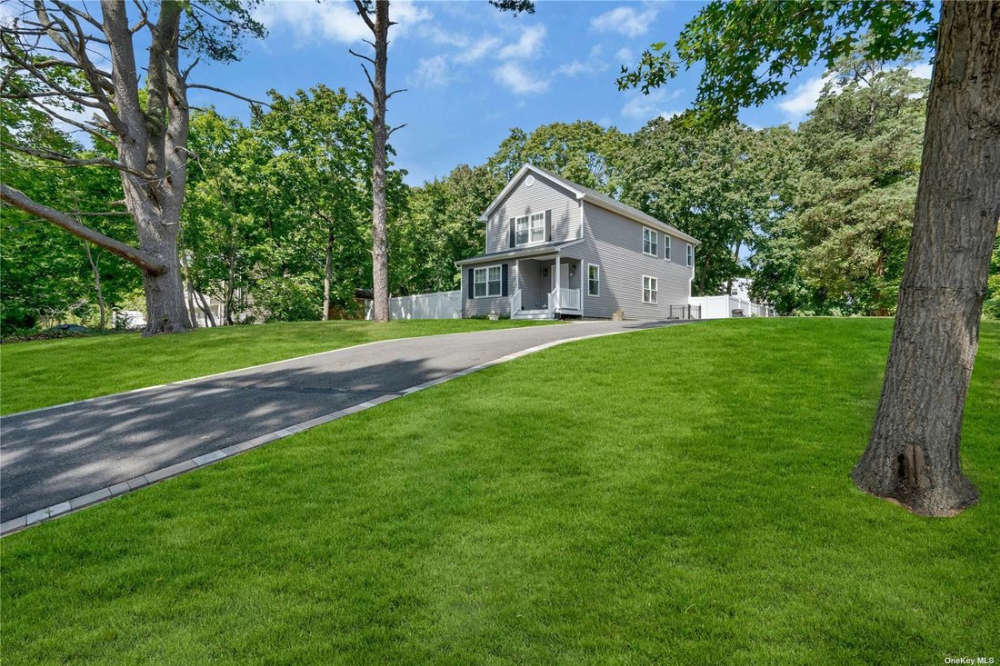 House Ronkonkoma In Lake Ronkonkoma, New York, United States For Sale